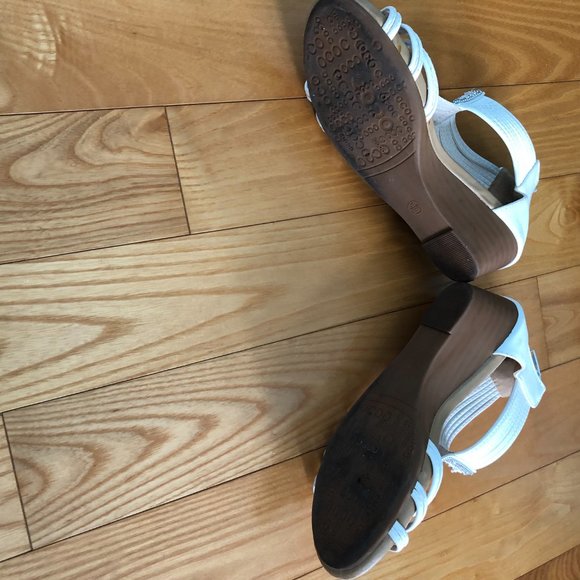 Beige and white sandals - Picture 4 of 4